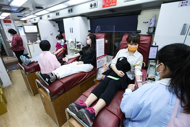 台大医院工作人员利用空檔前来捐血，为台湾医疗环境尽一份心力。（罗永铭摄）