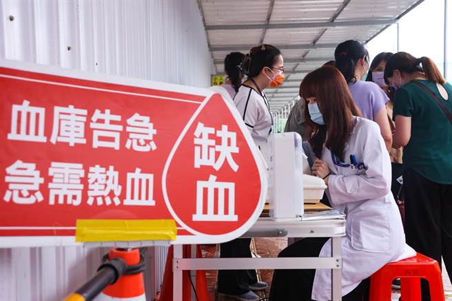 台大医院工作人员以及民眾纷纷挽起袖子，加入捐血行列，解救全台血荒之苦。（罗永铭摄）