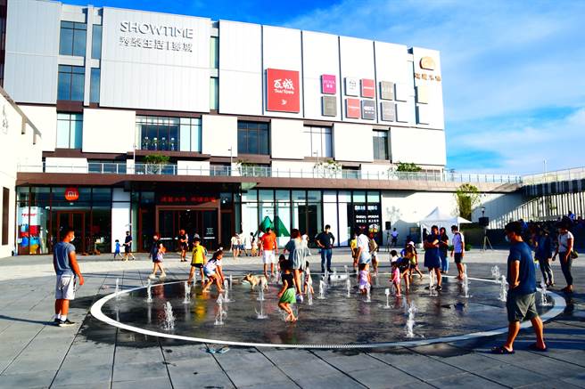 冈山乐购站前广场15日因电力问题，休馆一天。（本报资料照片）