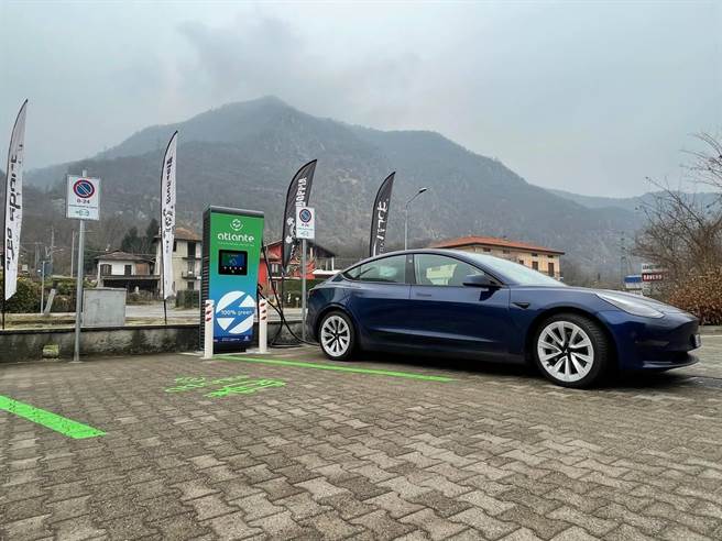 台泥子公司NHOA旗下Atlante Co.，宣布取得罗马两大机场储能电动车充电站建置案。(图／台泥提供)