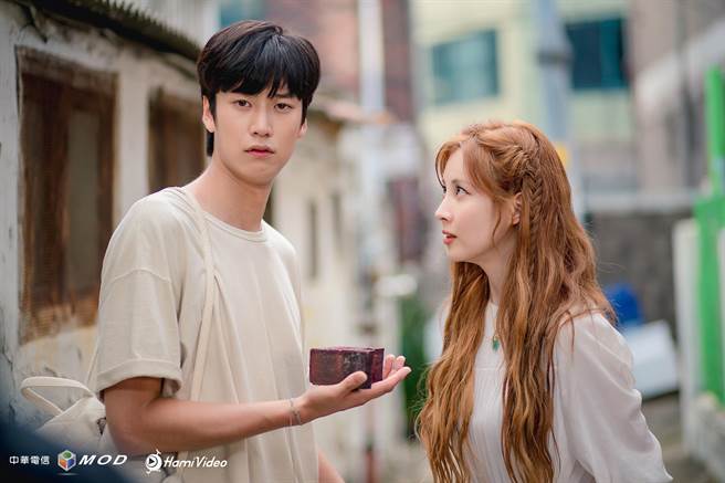 倒霉鬼罗人友（左）在《魔咒情人》遇上幸运女神徐玄。（爱尔达电视提供）