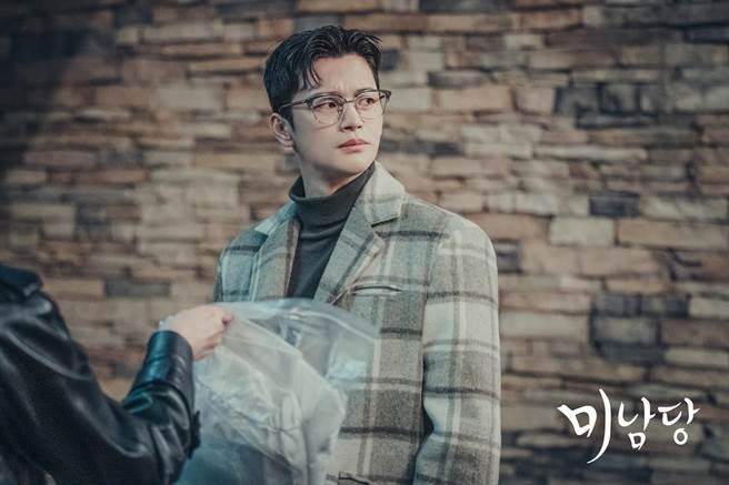 徐仁国在主演韩剧《美男堂》中从犯罪侧写师转职神棍。（摘自KBS DRAMA脸书）