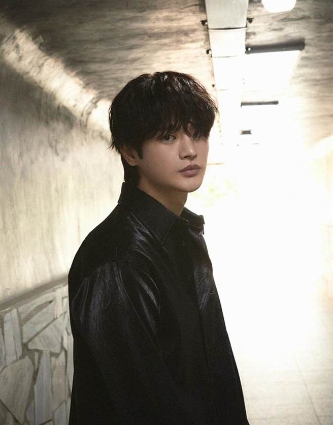 徐仁国暌违5年回归歌坛，推出新专辑《LOVE＆LOVE》。（华纳音乐提供）