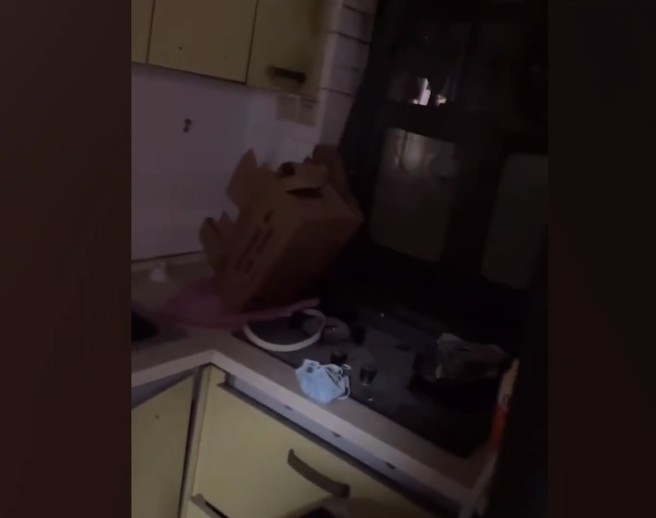 大陆一名女网友与朋友合租套房，发现浴室镜子后面有一间厨房。（图／翻摄星视频）