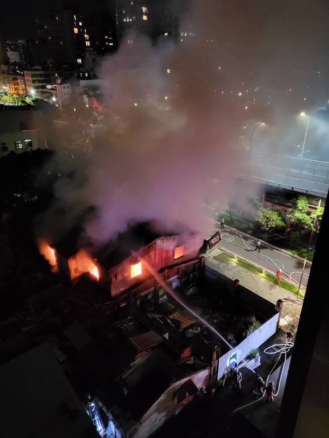 新竹市輪胎行晚間10時許家人起口角縱火，祖孫3代8人葬身火海，疑屋主兒子縱火。（民眾提供）