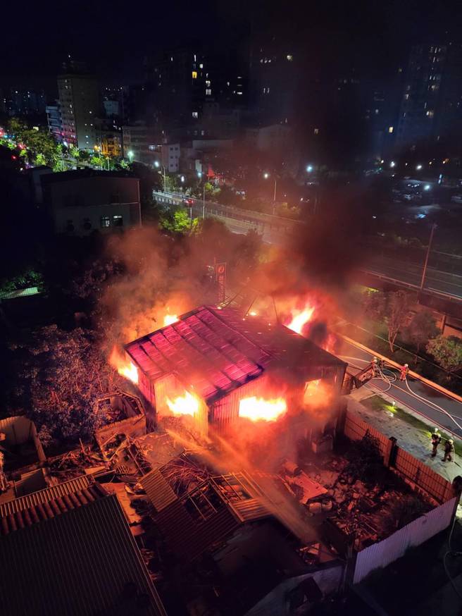 新竹市輪胎行晚間10時許家人起口角縱火，祖孫3代8人葬身火海，疑屋主兒子縱火。（民眾提供）