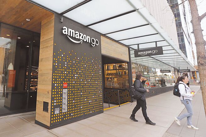 过去几年不少电商巨擘投入虚实融合，像是Amazon开设Amazon Go实体店。图／美联社