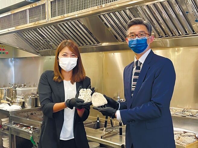 铼德集团取得「老妈拌麵」实体店面代理权，14日重新开幕。左为铼德餐饮事业董事长特助孔姵涵、右为力丽饭店事业行销企划部总监蔡正宏。图／袁颢庭