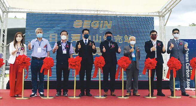 台灣碳資產所屬BEGIN電動車智能充電站，在向山遊客中心設置南投縣內第一座快速充電站。南投縣縣長林明溱（左三）、日月潭國家風景區管理處處長簡慶發（右三）、台灣碳資產董事長張三河（左四）、台灣碳資產執行副總經理劉德安（右四）等人出席啟動儀式。圖／蔡淑芬