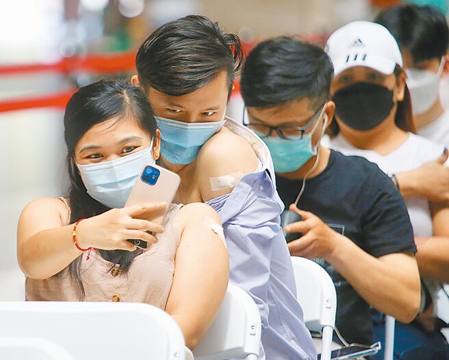 疫情指挥中心公布国内首见BA.4和BA.5案例，其中被世界卫生组织（WHO）列为「令人担忧变异毒株」的Omicron亚变种BA.5，在机场被拦截，变种BA.5传染力高1.2倍，专家提醒，年老等高风险族群最好可以再接种一剂加强剂，以提高对抗BA.5的免疫力，台北车站疫苗接种站民眾接种疫苗后自拍留念。（陈君玮摄）