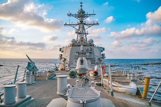 美軍第七艦隊，勃克級飛彈驅逐艦貝瑞號，2021年9月18日依國際法例行通過台灣海峽，展現美國對自由開放印太地區的承諾。（摘自美國海軍官網）