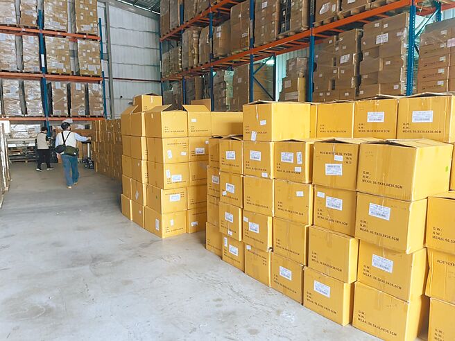 检调搜索大鑫公司办公处所、仓库与负责人住所共5处，计扣得快速检测试剂约45万支等物。（新竹地检提供／邱立雅竹县传真）