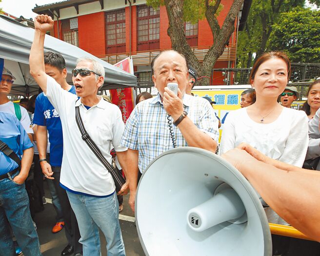 立委吴斯怀（中），4年前与「800壮士」退伍军人到立法院前抗议，民眾与警方爆发衝突，吴遭检方起诉煽惑他人犯罪，台北地院审理认为，言论自由是人民的基本权利，吴只是表达反对年金法案修法的意见，没有煽惑及蛊惑群眾进行违法行为，14日判他无罪。（本报资料照片）