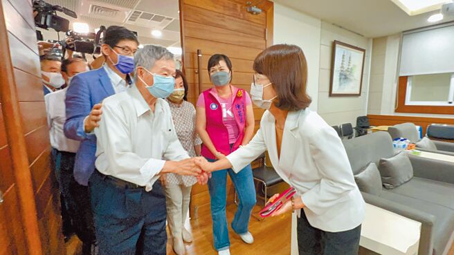 前衛生署長楊志良（左）14日下午拜會高雄市議長曾麗燕（右），交流疫情及政策等相關看法。（柯宗緯攝）