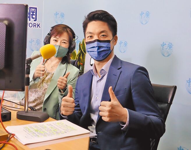 國民黨台北市長參選人蔣萬安（右）14日接受廣播節目專訪，對於雙城論壇，他認為中央層級的對立既然已成事實，更要把握城市層級的交流。（蔣萬安辦公室提供／張立勳台北傳真）