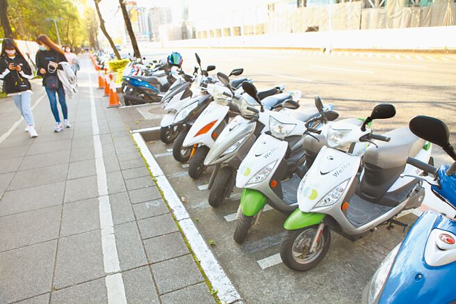 不少人常使用共享運具，台北市議員陳建銘指出，使用共享運具若不小心毀損，賠償金額驚人讓民眾租得很開心卻賠得傷心。（本報資料照片）