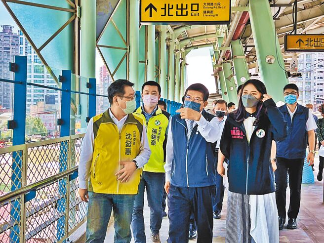 台鐵汐科站設計不良，交通部長王國材（左三）14日偕同立委沈發惠、賴品妤以及議員張錦豪前往視察。（李奇叡攝）