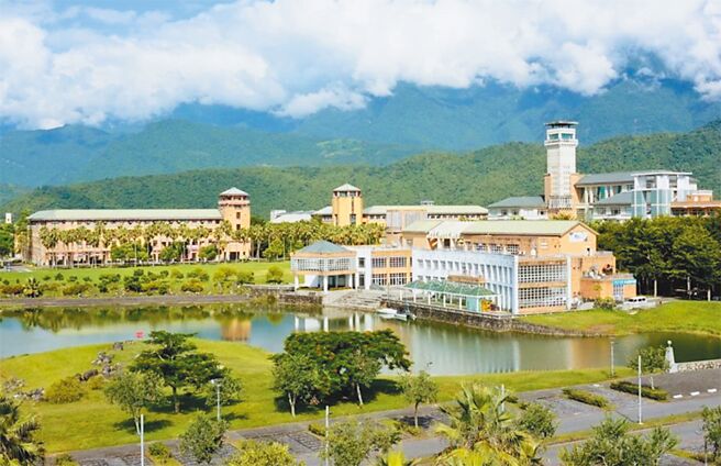 东华大学纵谷跨域书院「鲑鱼组」提供弱势学生进入公立大学就读，校方虽优先提供校内工读机会，但薪水有限，为避免经济负担影响课业，特别设立「纵谷书院学生清寒奖助学金」，盼各界善心人士捐款投资国家未来栋梁。（东华大学提供／罗亦晽花莲传真）