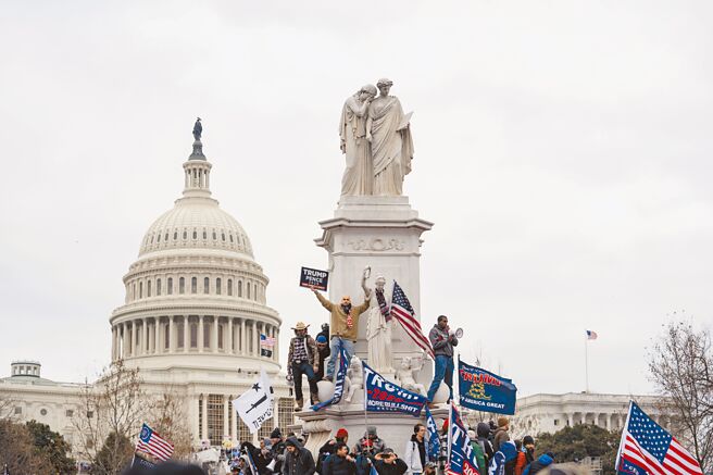 2021年1月6日川普支持者因不满2020年总统大选结果，强行闯入美国国会大厦，企图阻止国会认证民主党籍的拜登胜选，酿成5人丧命。美国国会眾议院调查委员会13日（当地时间）召开第2场听证会。（新华社）