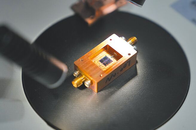 美國國會一個兩黨議員小組於美東時間13日表示，他們已就一項立法達成共識。該立法將賦予美國政府全面的新權力，以阻止美國高達數十億美元的投資流向大陸。圖為北京量子信息科學研究院展出的一款長壽命超導量子比特晶片。（新華社）