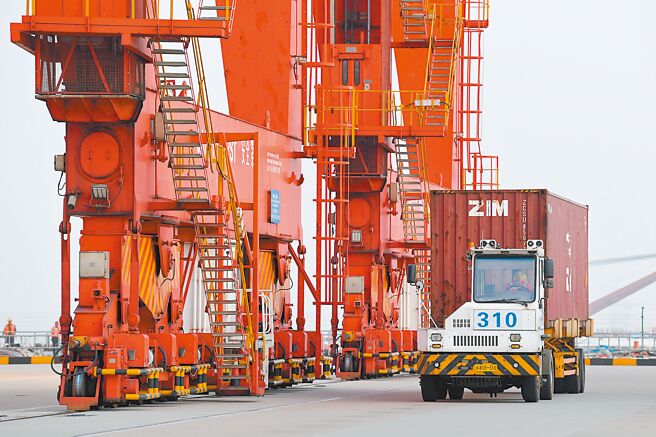 大陆商务部网站昨日公布数据显示，今年1至5月，全国实际使用外资金额5642亿元人民币，年增17.3％。图为江苏太仓港货柜码头。（新华社资料照片）