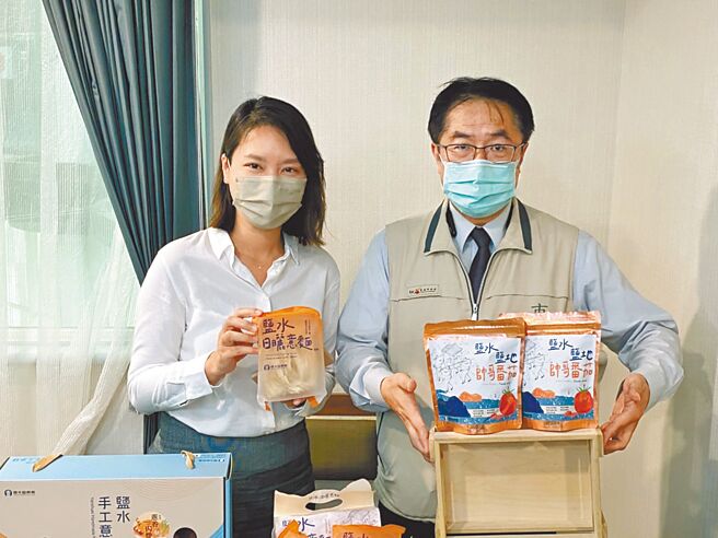 台南市长黄伟哲（右）、盐水区农会总干事邱子轩（左）共同行销盐水地区的农特产品。（洪荣志摄）