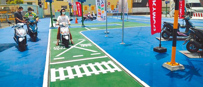 上機車駕訓班能夠建立正確道路安全觀念，降低機車違規風險32％、肇事風險20％。（高雄市交通局提供／崔正綱高雄傳真）