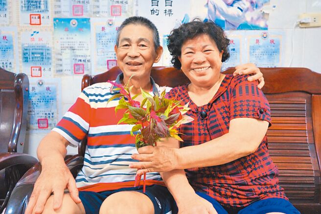 屏東東港企業家楊坤池（左）離世後，由妻楊張美珠（右）捐100萬給伊甸基金會持續行善。（伊甸提供／謝佳潾屏東傳真）