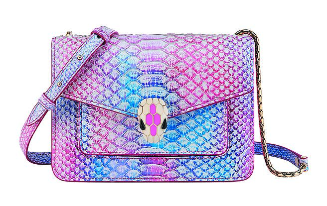 宝格丽Serpenti Forever Spring Shade春日光彩蟒蛇皮肩背包，约15万3200元。（BVLGARI提供）