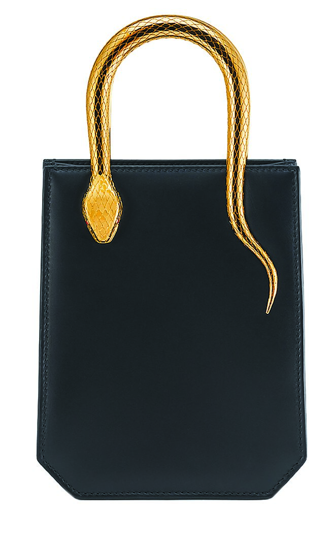 宝格丽Serpentine Vertical黑色小牛皮托特包，8万100元。（BVLGARI提供）