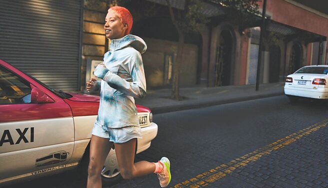 lululemon持续强打经典Run系列，独特技术提高机能性，让大眾运动更舒适。（lululemon提供）