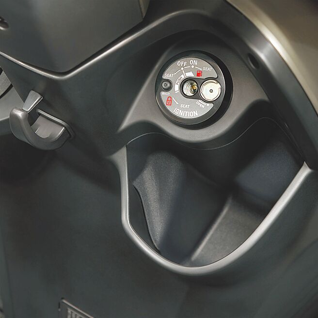 前置物空间可放进700cc饮料。 （陈大任摄）