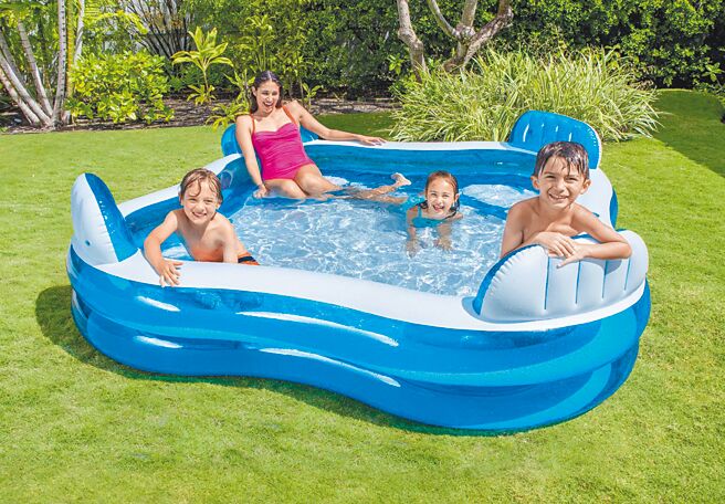 家乐福推出多种尺寸的充气泳池，让想在家防疫的父母，安心拥有私人泳池。（家乐福提供）