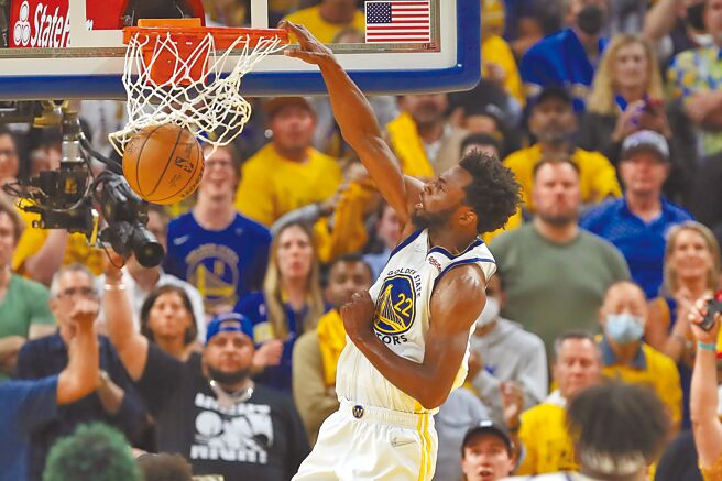 威金斯单手扣篮得分，他连两场得分篮板双十演出，成为勇士在总冠军赛听牌关键。（美联社）