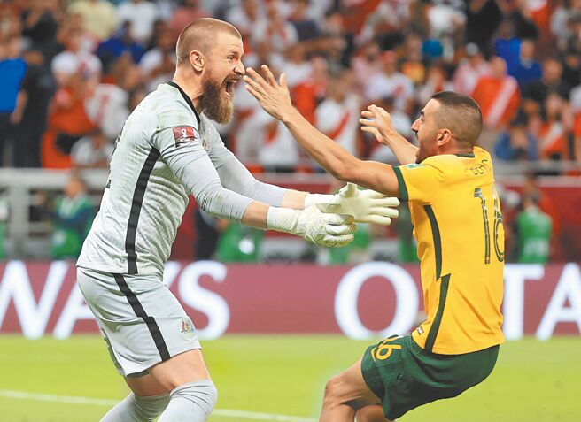 澳洲替补门将瑞德梅（左）在PK战扑出第6点夺胜后，与衝上来的队友拥抱庆祝。（路透）