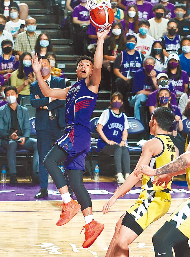 新竹攻城狮后卫高国豪下半场大显神威（左），全场攻下19分，成为杀入总冠军赛的功臣。（中央社）