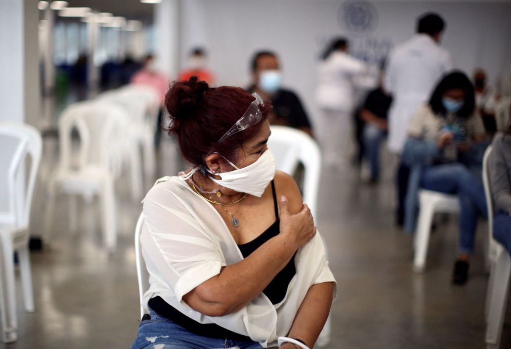 一名女子正在接种BNT疫苗。示意图/路透社(photo:ChinaTimes)