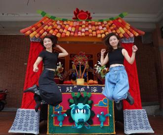 雙胞胎姊妹攜手 共築毛線版台北霞海城隍廟