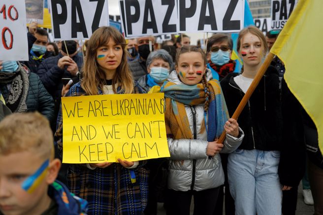 警方逮捕20名涉嫌参与街头游行的年轻女子。（资料照/美联社）