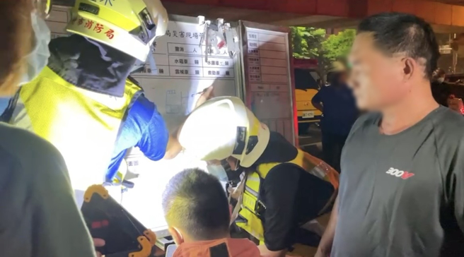 新竹市东大路上的轮胎行15日晚间失火造成8死，陈姓屋主（右）事发当时紧急逃生，留在现场确认救援情形。（翻摄照片）