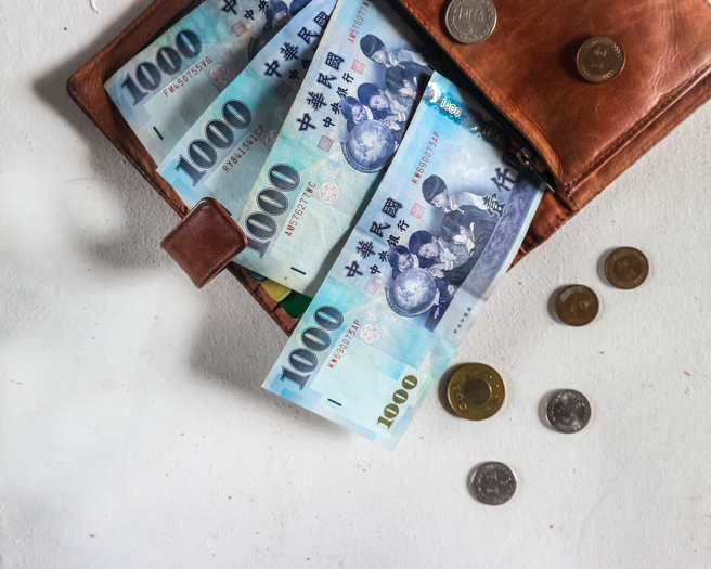 一名人妻表示，先生则是9万8千元，家里的房贷、开销都由先生负担，她希望先生能将剩余的钱交给她保管。（图／示意图，达志影像）