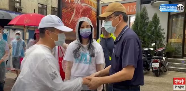 羅智強、萬美玲「巧遇」張善政。(取自中時新聞網影片)