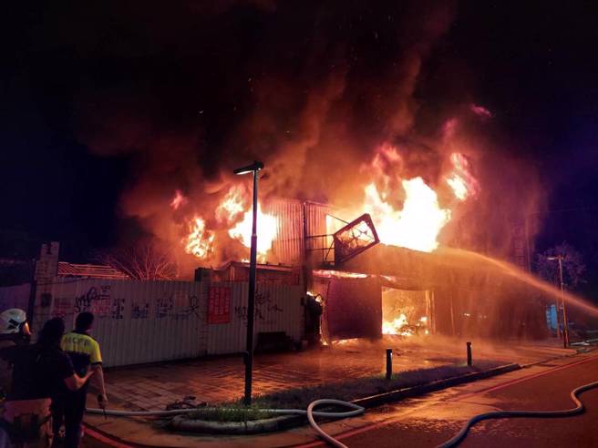 新竹輪胎行昨晚遭到家中小兒子縱火，釀成8死火警慘案。(新竹市消防局提供)
