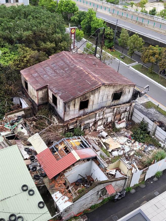 经过大火后，2楼层的轮胎行铁皮屋已烧到只剩空壳。（民眾提供／陈育贤新竹传）