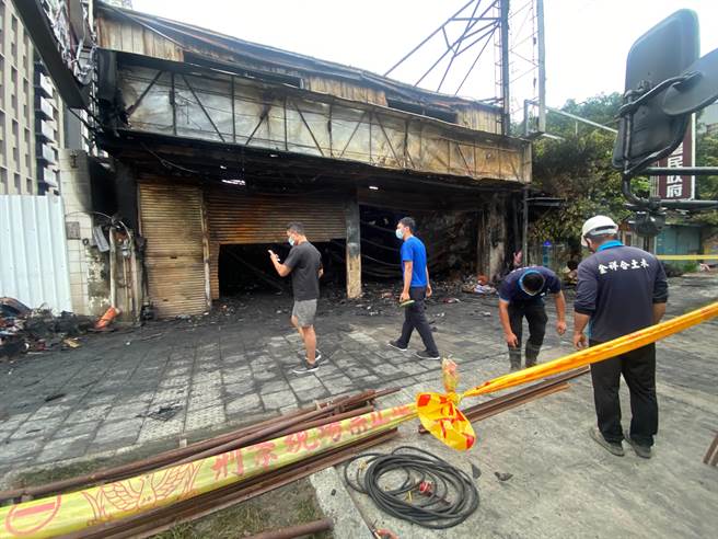 新竹市消防局鑑识人员、工作人员今天一大早就到火场调查并清理善后。（陈育贤摄）