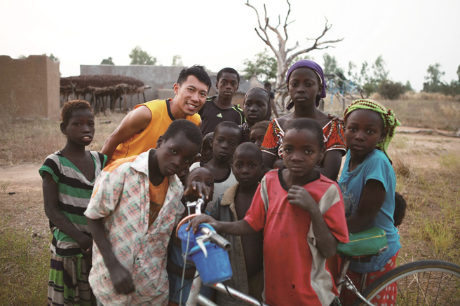 随着比赛移地训练，陈彦博的足迹遍及世界各个角落，也十分融入当地生活。（照片提供／陈彦博）