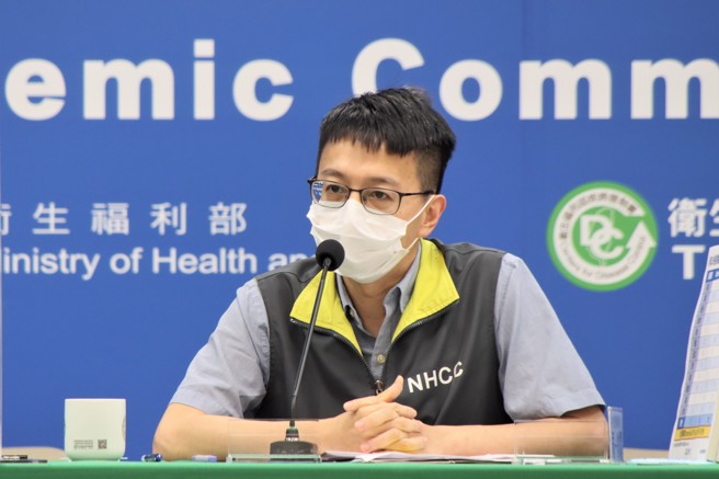 医师陈志金观看昨日疫情记者会直播后说，没有发生「一髮千『钧』」的状况，大讚罗一钧应对得宜。（图／指挥中心提供）