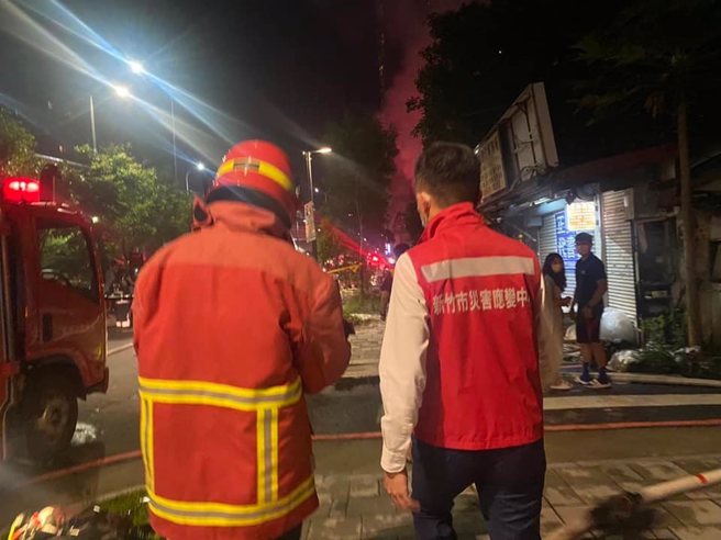 新竹一家轮胎行孽遭屋主二儿子纵火烧死8人，包含母亲与妻儿，让 民眾痛骂「家人无辜」，死刑都不够，市长林智坚也在第一时间赶到现场关切。(翻摄自林智坚脸书)
