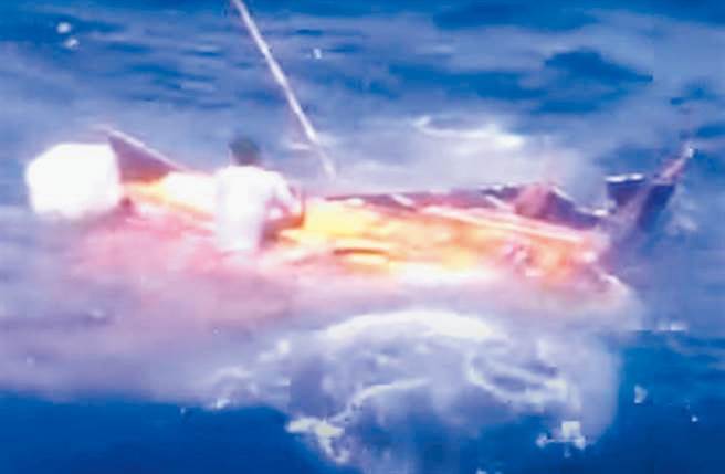 高雄远洋渔船「屏新101号」大陆籍代理船长汪峰裕2012年涉嫌在印度洋公海指挥武装保全持枪扫射落海的4名在海上漂浮的索马利亚海盗，高雄高分院更一审16日宣判3个杀人罪改为无罪，刑期也从26年改为13年徒刑。（本报资料照片）