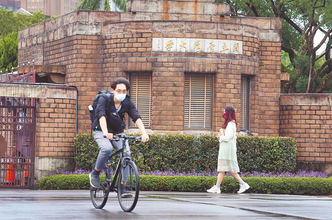 成大新生好奇台大的资源是否值得他多花费1年进行重考。（范扬光摄）